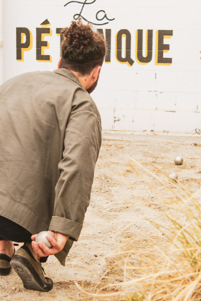 jeune homme jouant à la pétanque 